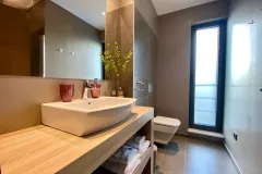 Barhroom 1st floor south