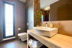 Bathroom 1st floor north